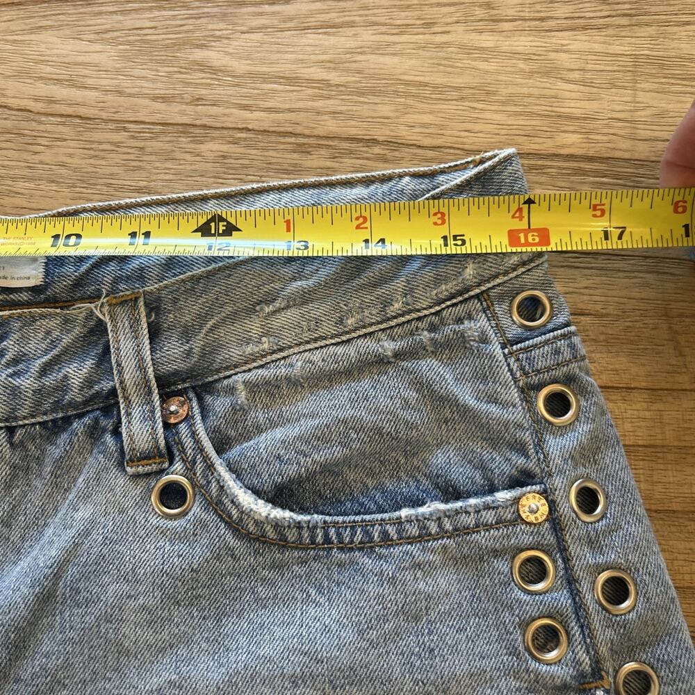 Free People Barcelona Grommet Cutoff Distressed Jean Shorts Button Fly Size 28 - Picture 8 of 9